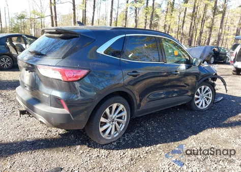 2022 Ford Escape Titanium z USA, uszkodzony, nr VIN 1FMCU9J95NUA09758